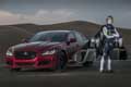 Nel deserto di Dubai si è svolta un interessante sfida tra il Jetman Dubai Yves Rossy, e una Jaguar XJR, guidata dall’ex pilota della Formula Uno Martin Brundle.